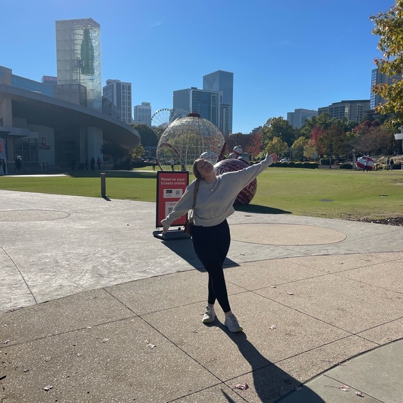 Meet your Posher, Caitlin - Picture 2 of 5